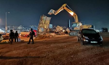 الاحتلال يهدم عدة منشآت بمنطقة القدس